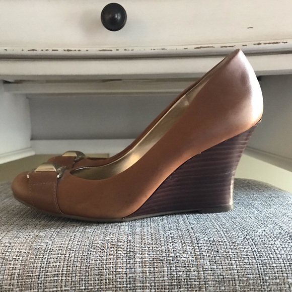 Guess Wedges in Tan size 8 in EUC - Picture 4 of 6